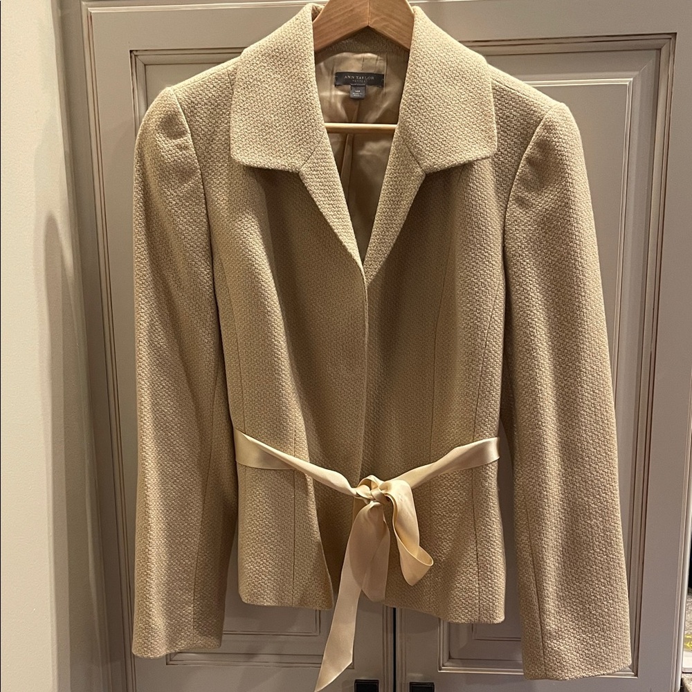 Ann Taylor Beige Textured Blazer with Gold Metallic Thread with Tie Belt 10P